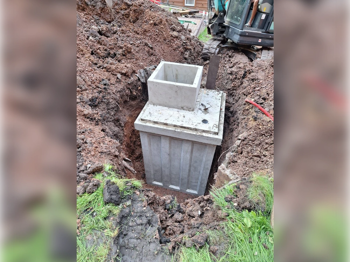 Кессон с полкой под гидроаккумулятор и фильтры воды