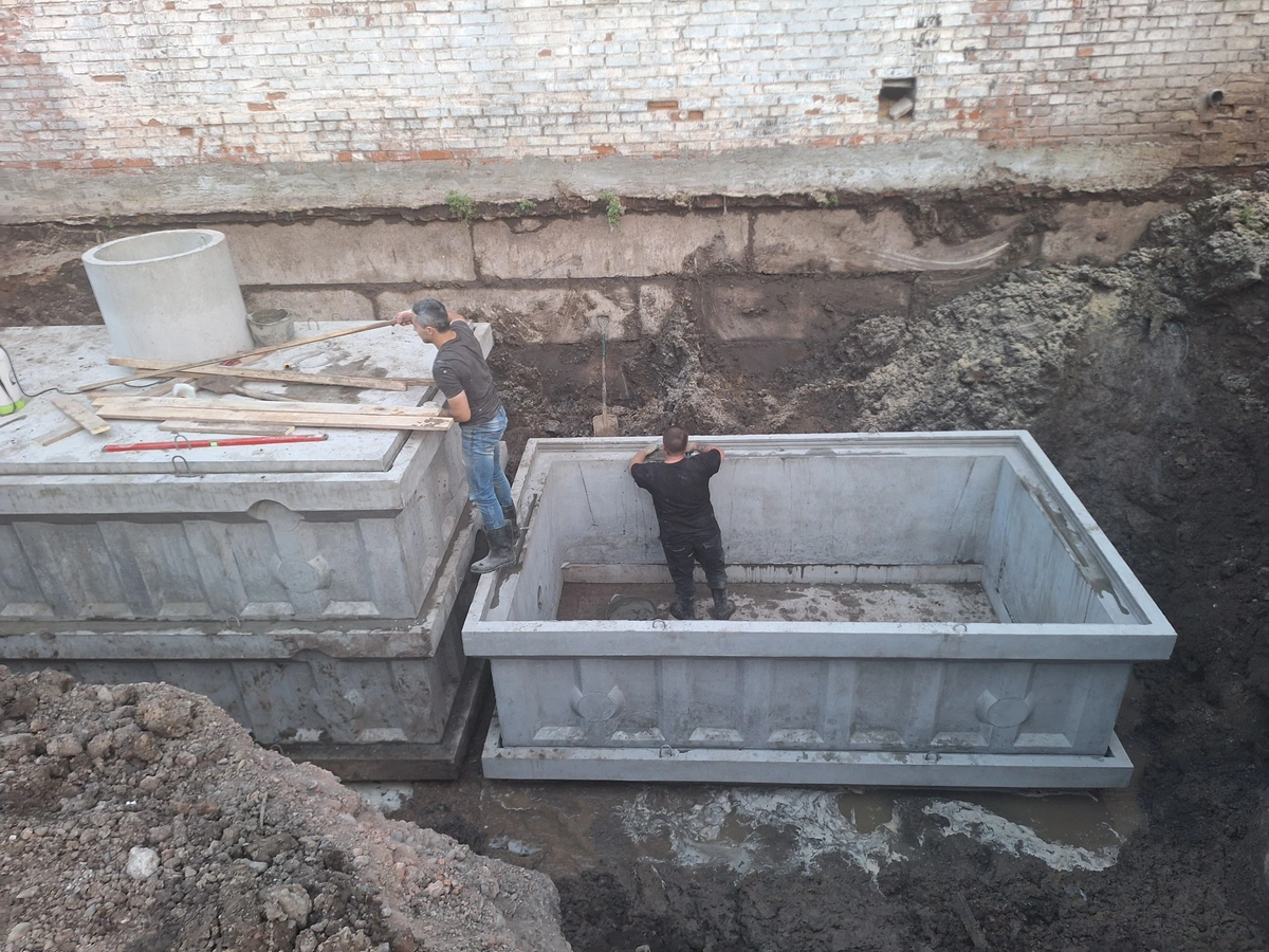 Монтаж накопительной ёмкости на обводнённом грунте